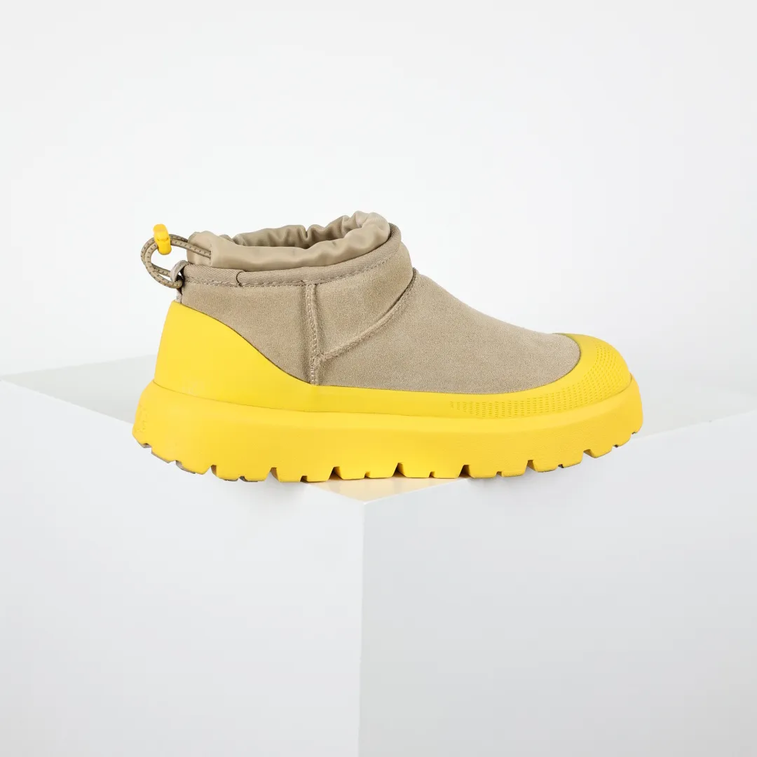 Copy price 💰700 Core recommendation Good price It is a very suitable choice for home furnishings. In recent years, uug has launched a series of styles, which are partial to the preferences of young consumers and have also moved to the forefront of fashion trends. Shoe body material: water-repellent coated suede upper, 17mm UGGPURE™ implantable wool insole, lightweight non-slip and comfortable rubber outsole, with brand LOGO and trademark. Comes with a full set of packaging. Size: 35 36 37 38 3940 41 42 43 44 45